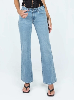 Neutral Autumn Days Beach Day Sustainable Abrand 99 Low Boot Courtney Light Wash Denim