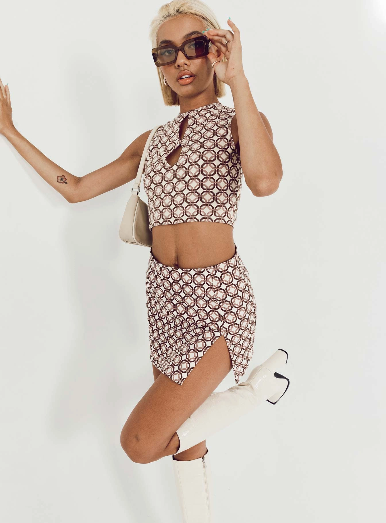 high contrast lace accents Motel Pelma Mini Skirt Chain Tangle Beige
