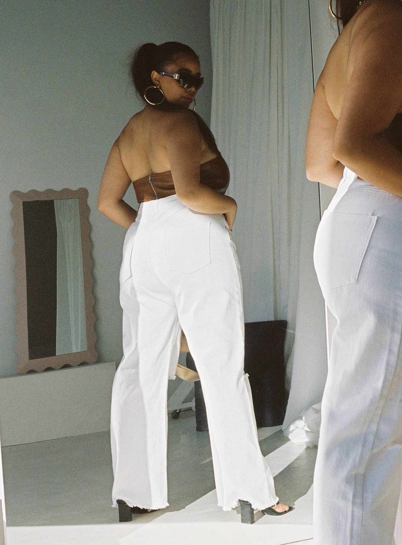 Cece Hammer Wide Leg Knee Rip Jeans White Denim Curve Softened Denim Material Evening Stroll Athlete Fit