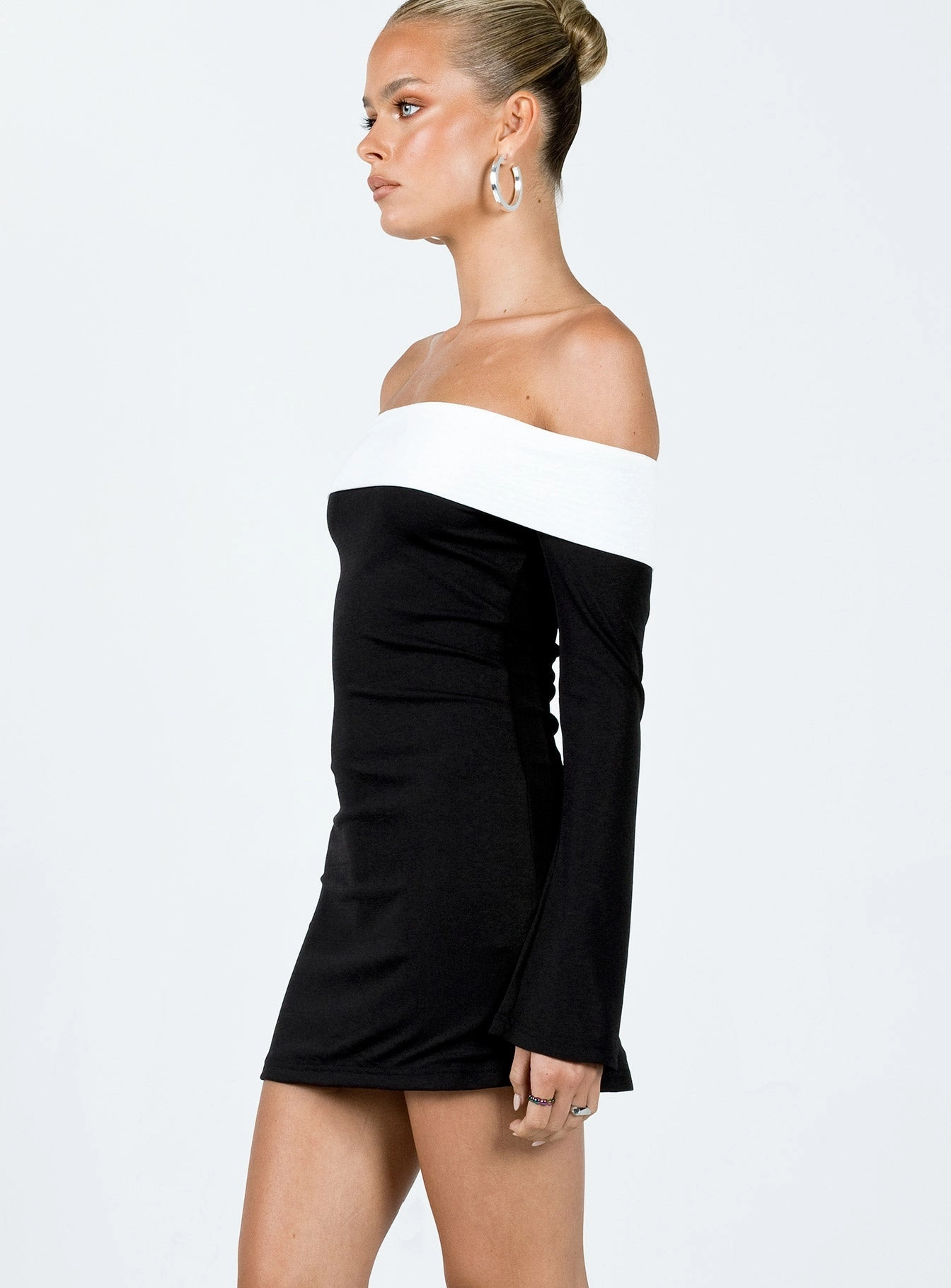 Anya Mini Dress Black / White AntiStaticMaterial Trend Fit