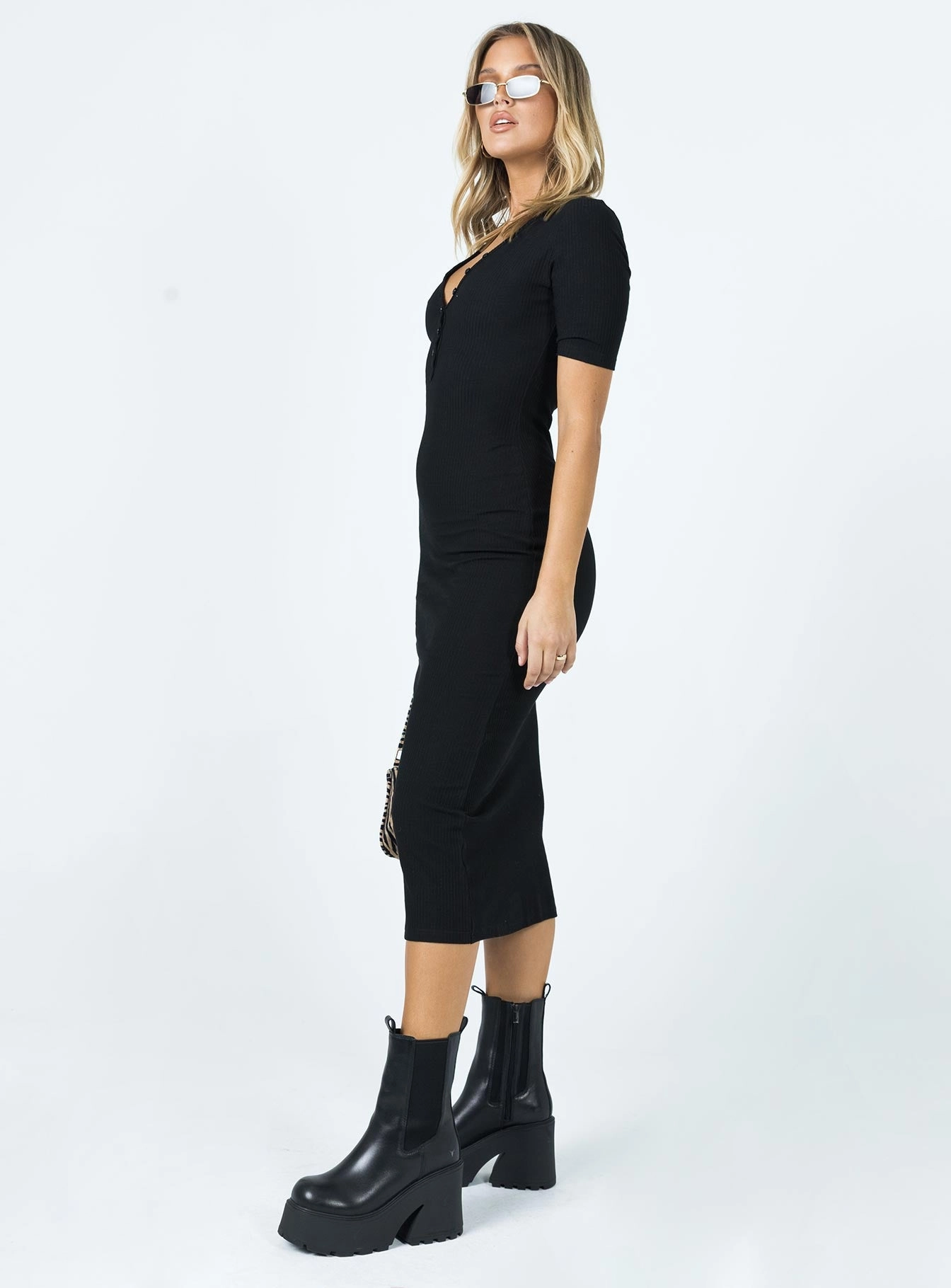 Smooth Tone Subtle Flow Chanted Midi Dress Black