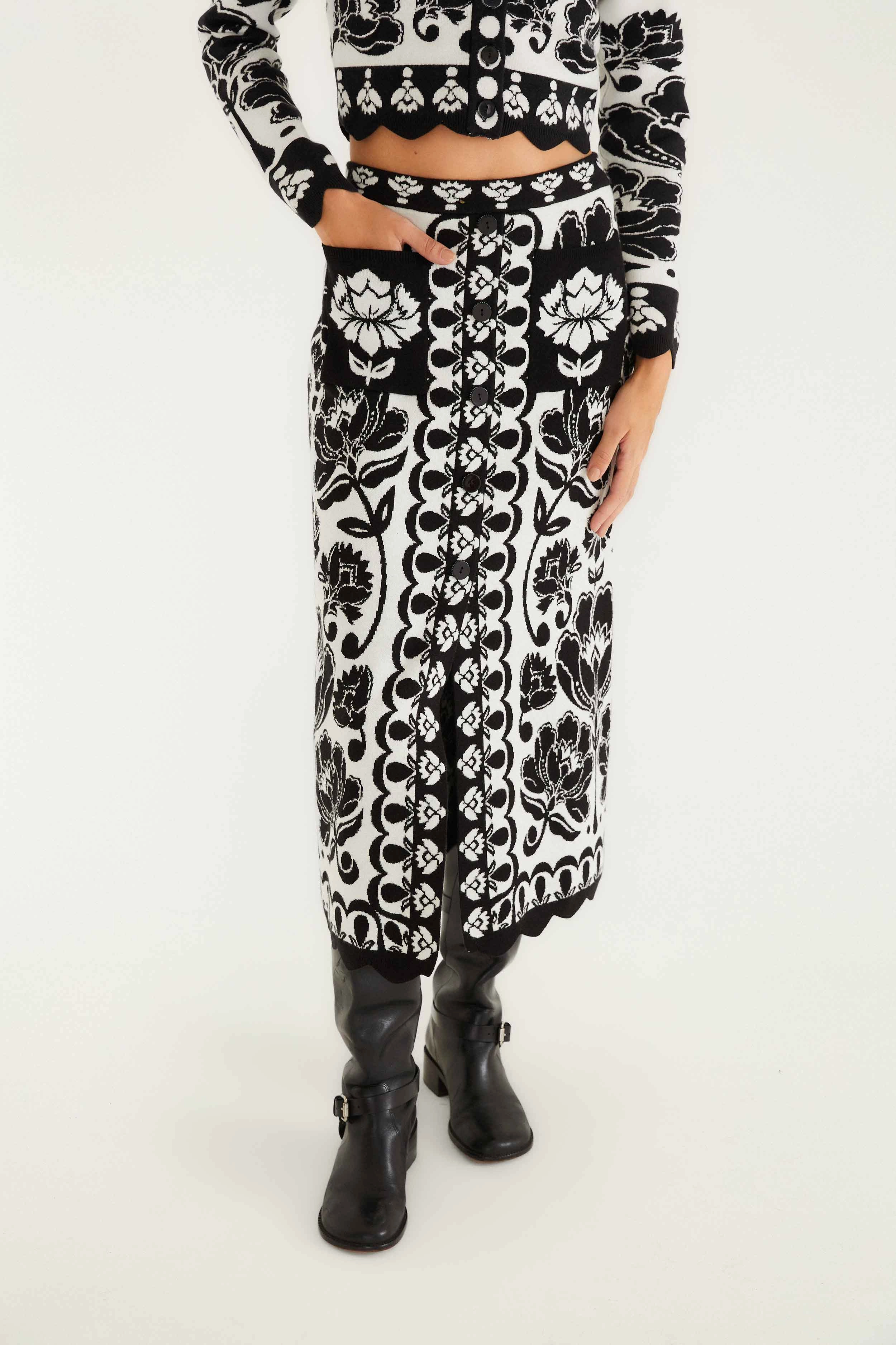 Black & White Floral Arabesque Knit Skirt Cool Touch Ankle length