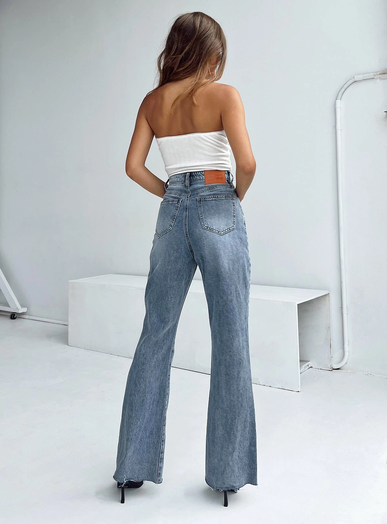 Party Look Earthy Selvedge Detailing Chandra Flare Jeans Mid Wash Denim