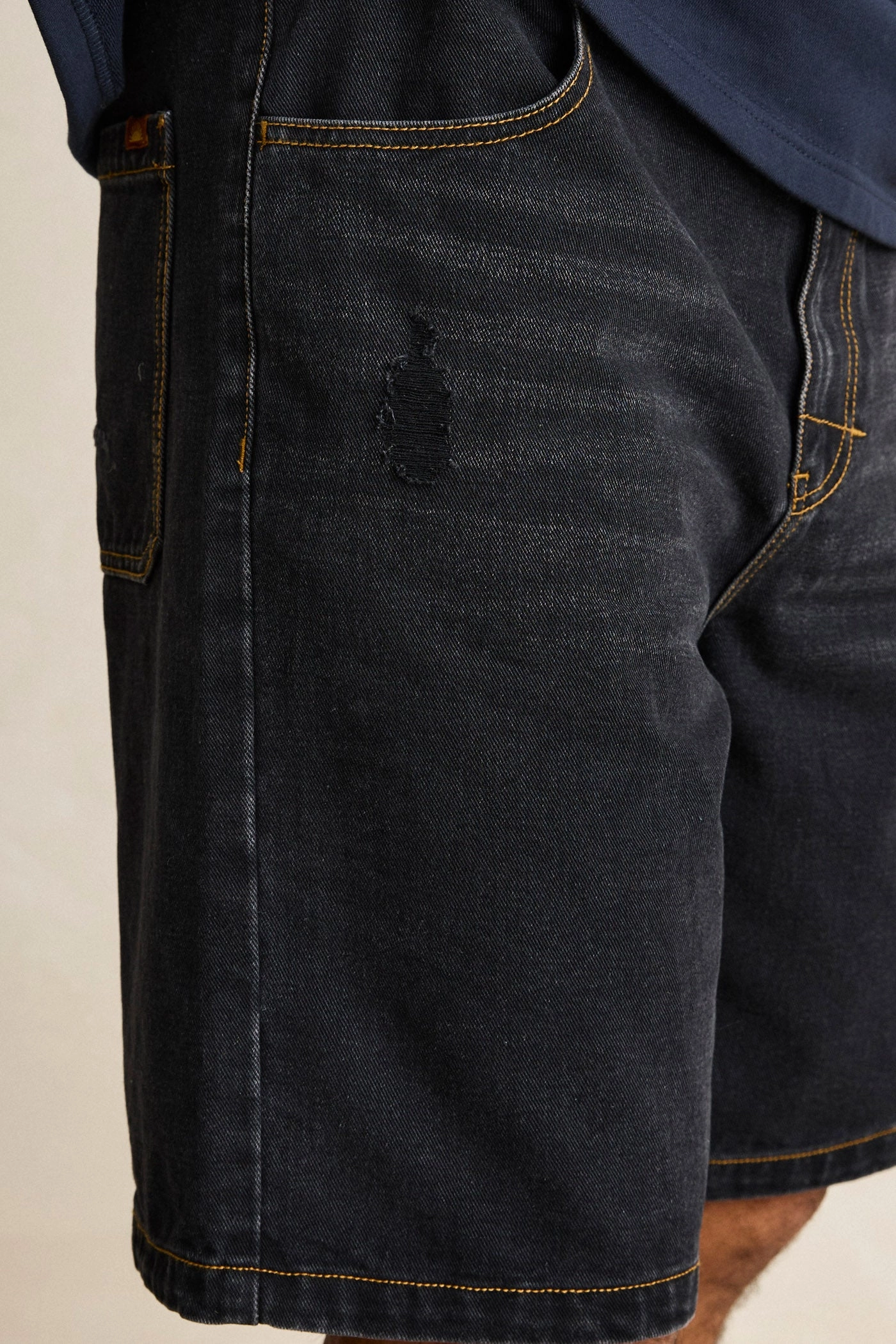 Subtle Distress Short Worn Black Weekend Style Breathable Cut