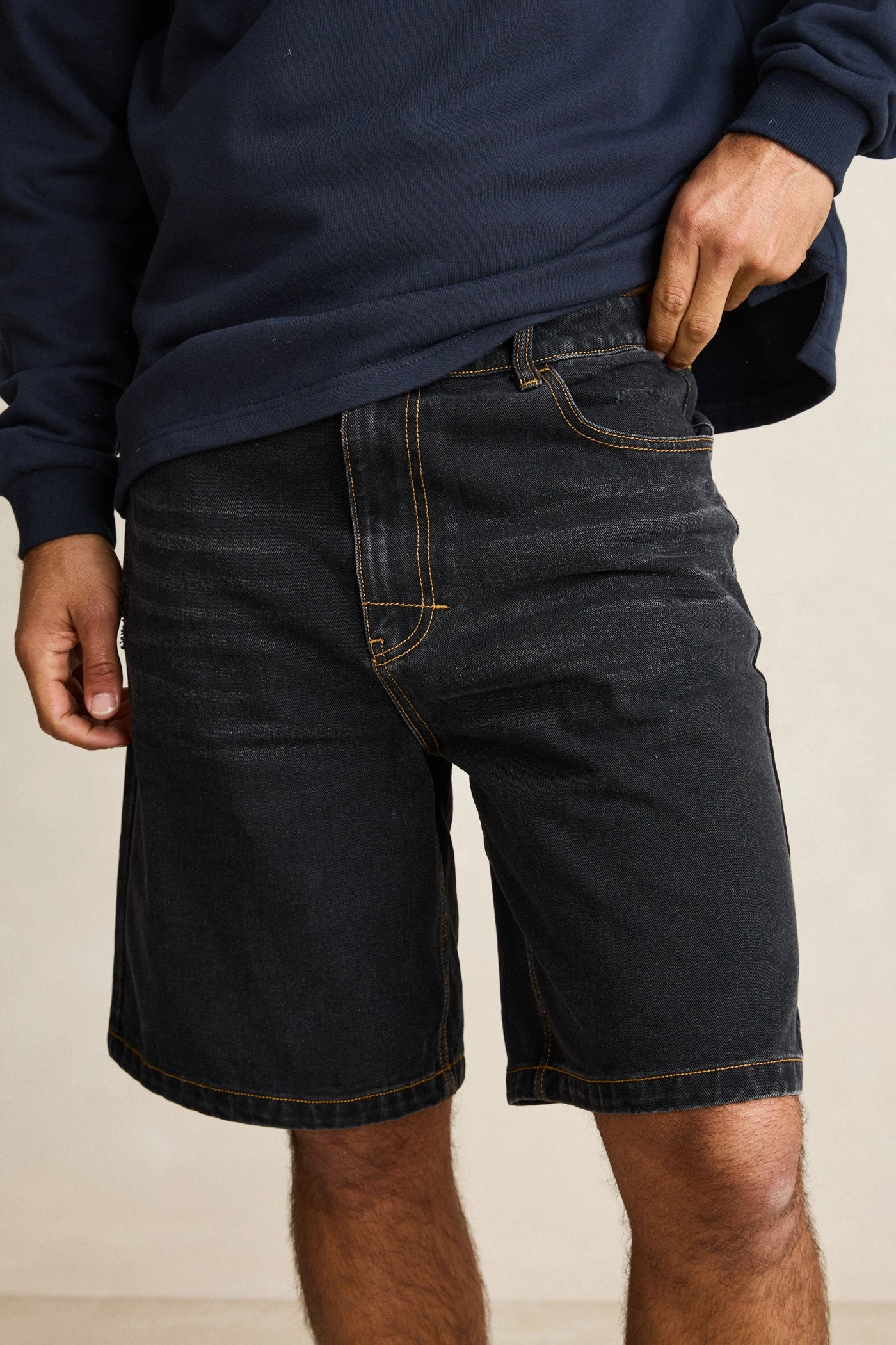 Trend Essential Subtle Distress Short Worn Black