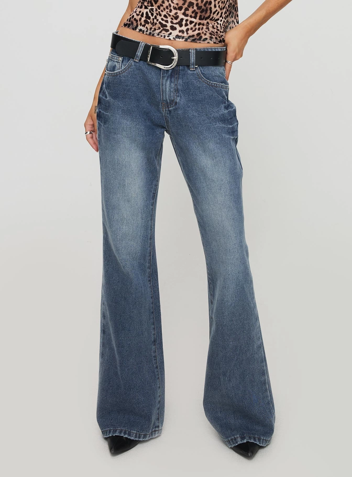 Festival Outfit Comfy Artist Vibe Joner Low Rise Flare Jeans Light Blue Wash