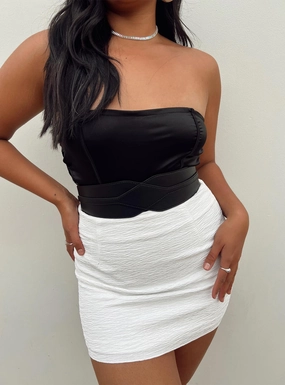 Selby Textured Mini Skirt White Easy Outfit Subtle Look