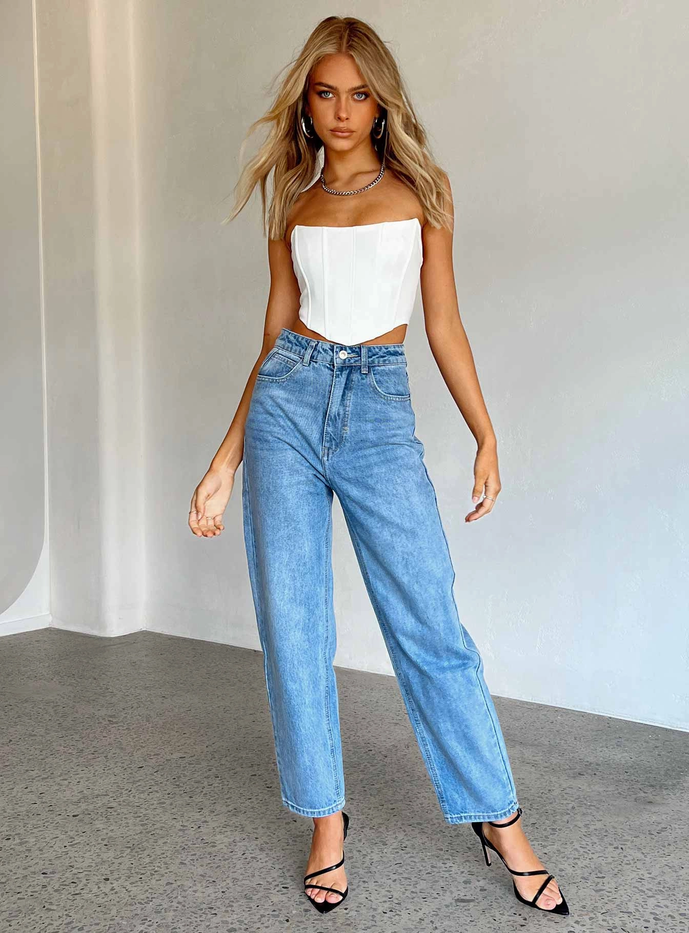 Casual Student Outfit Sustainable Student Outfit Nature Lover Leta Mid Wash Straight Leg Denim Jeans