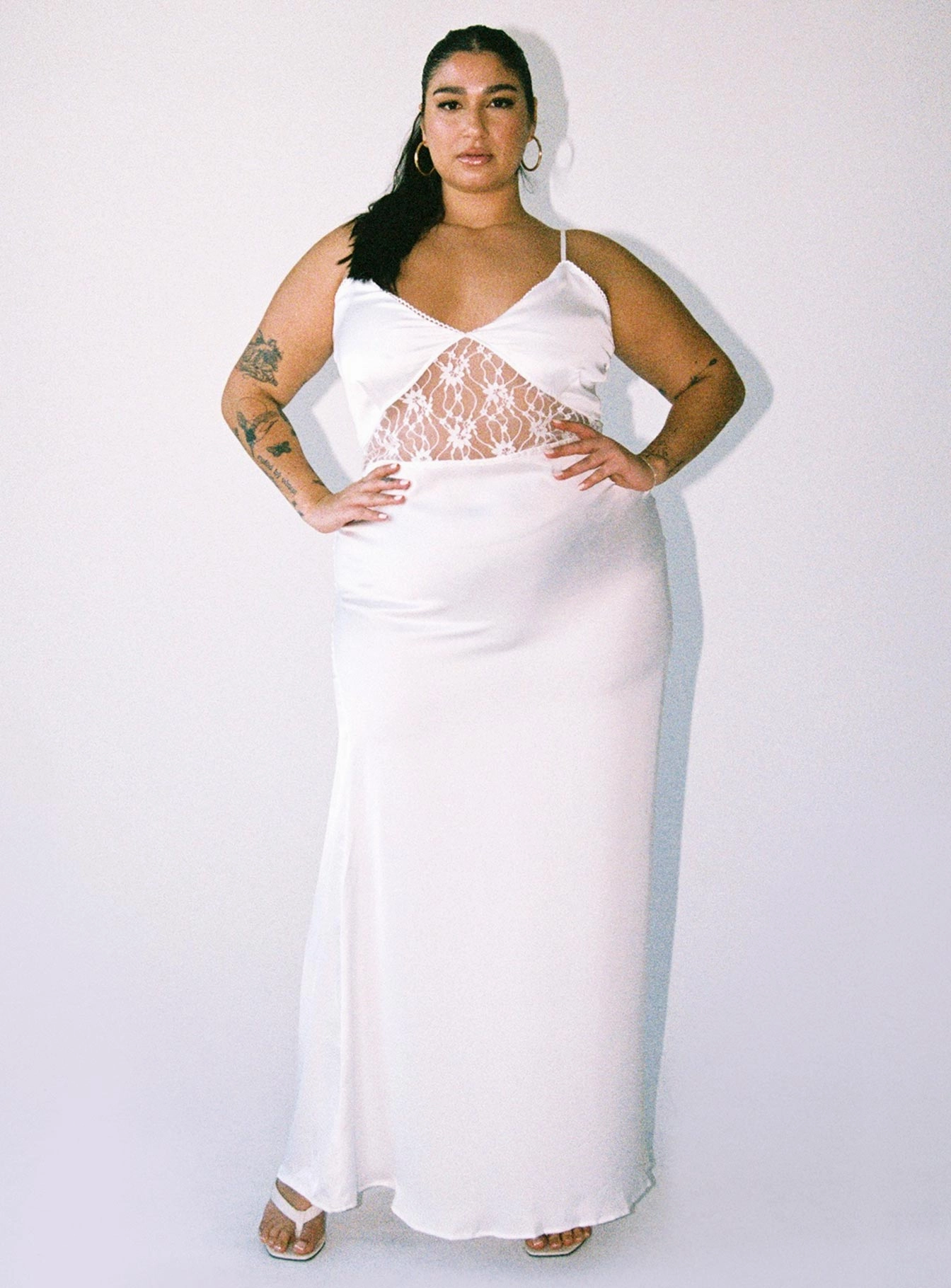 Roselle Maxi Dress White Curve Delicate Tone Tailored-fit