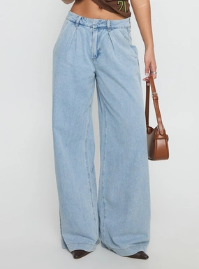 Minimalist Style Festival Outfit Loose Siloh Mid Rise Wide Leg Denim Jeans Light Blue Wash