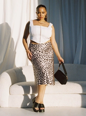 Nia Midi Skirt Beige Curve Refined Mood Texture Focus