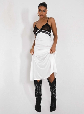 Off-Shoulder Romantic-Style Le Paris Lace Midi Dress White