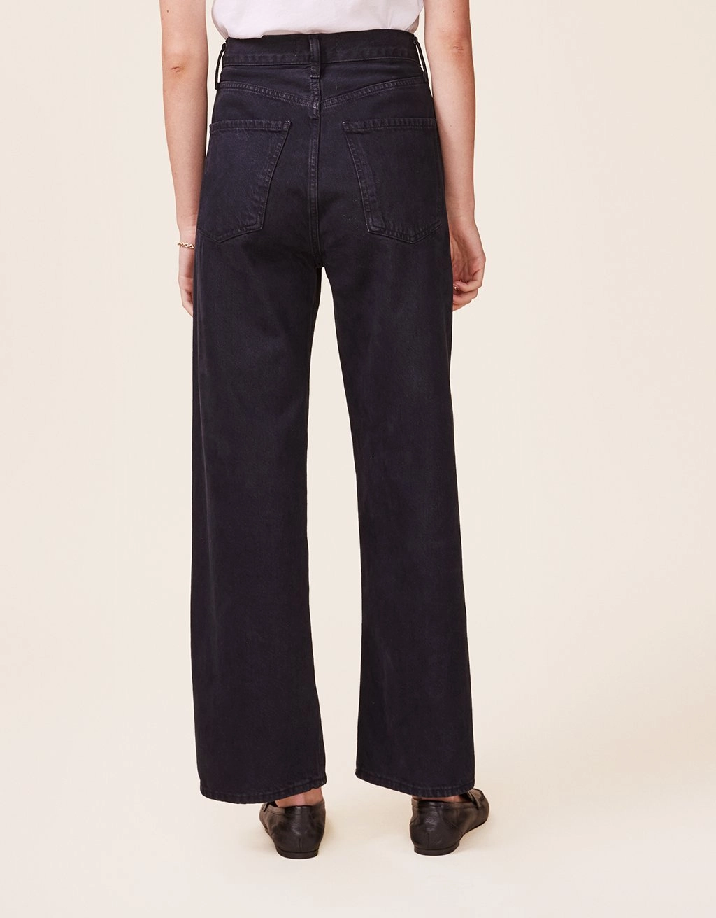 Elegant Travel Outfit Minimalist Style Rainy Day Everyday Agolde Ren Jean