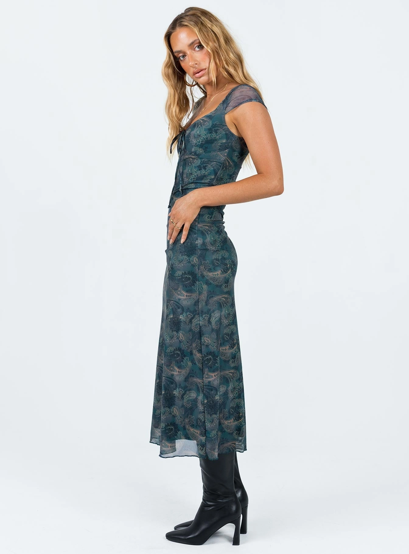 Vibrant evening gown Elegant Detail Motel Lunama Dress Tonal Blue Paisley