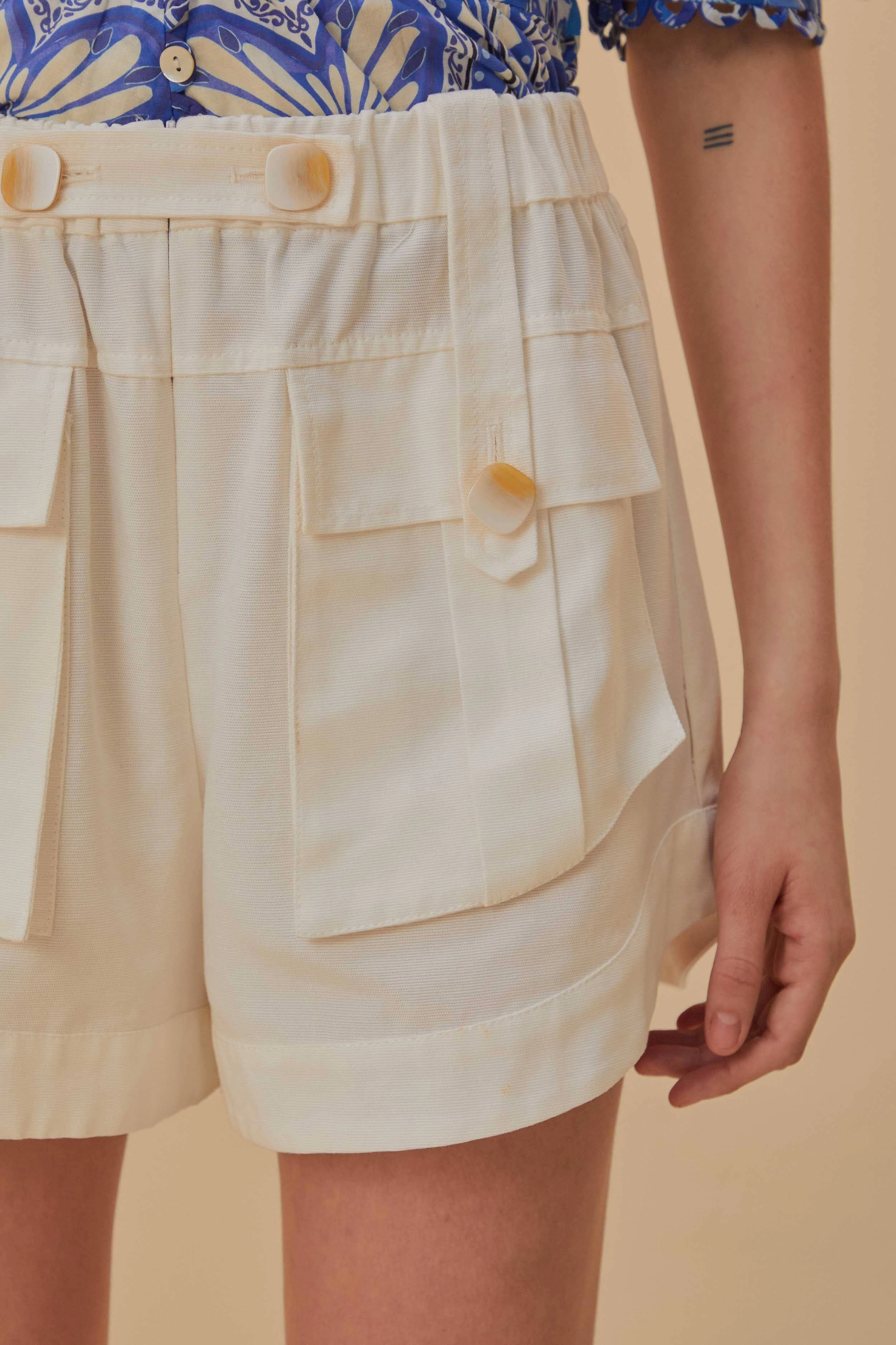 TaglessLabeling Clean Feel Off-White Cargo Pockets Shorts