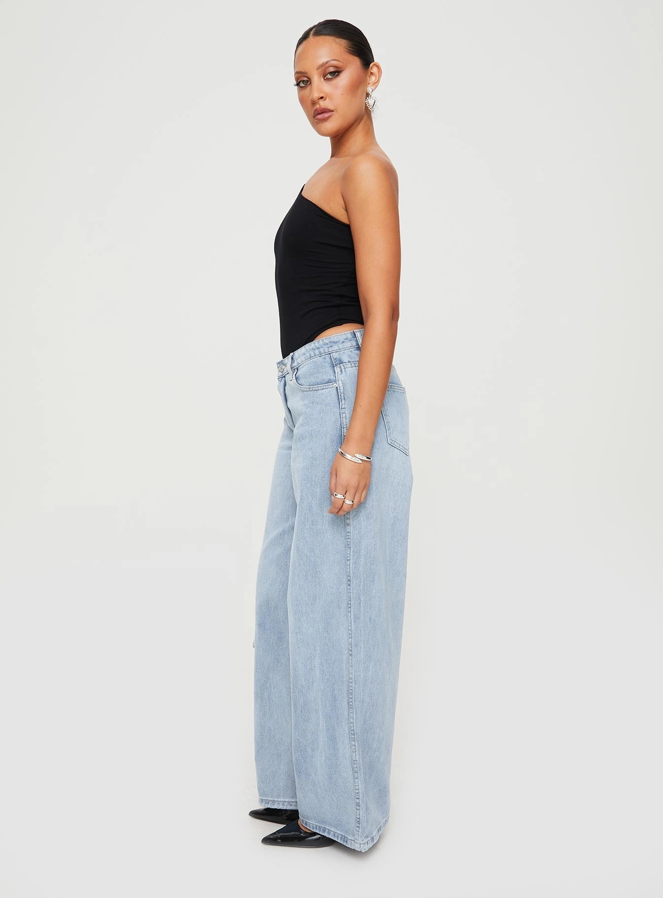 Hidden Rivet Details Street Ready Ramos Low Rise Wide Leg Jeans Light Blue Wash Petite