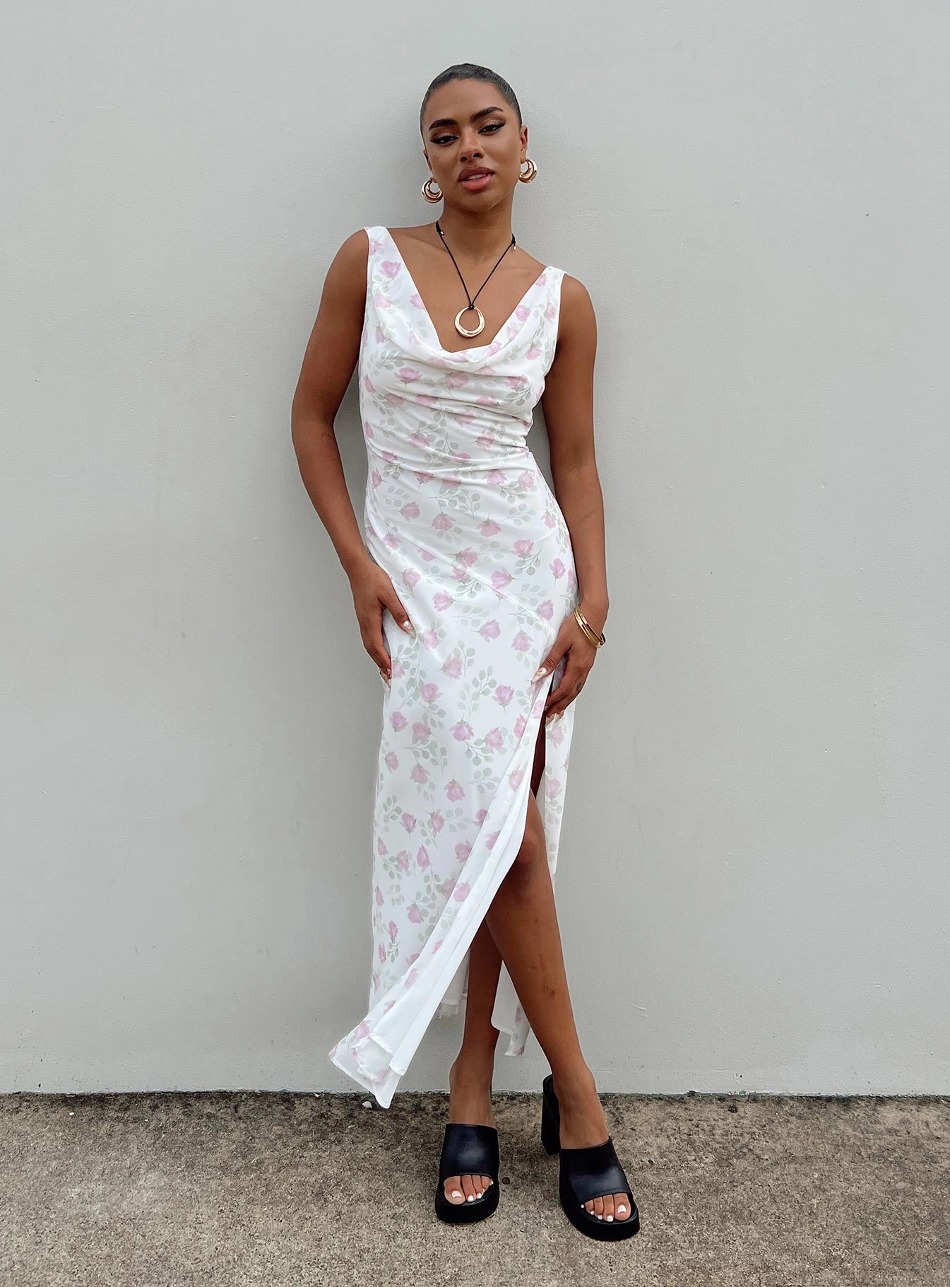 Slim Silhouette Sleek Motion Asbyn Maxi Dress White Floral