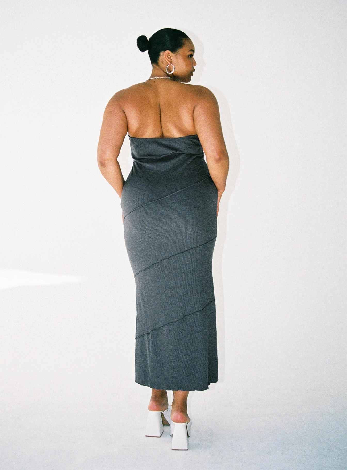 Oscar Midi Dress Grey Curve museum visit