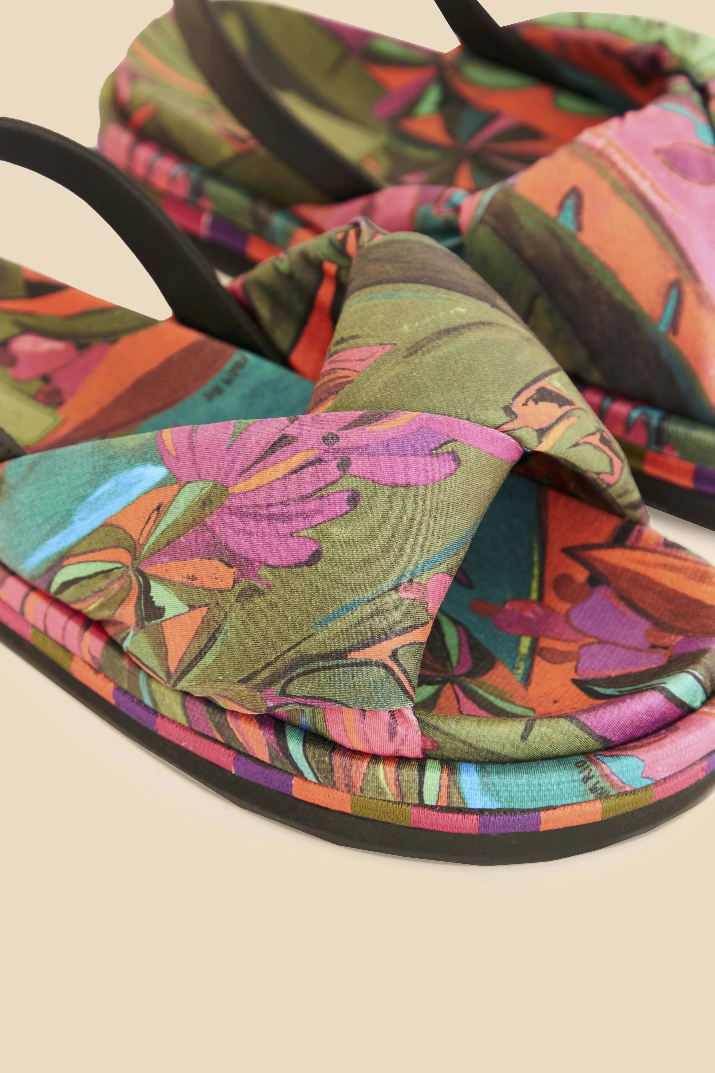 Banana Leaves Puffy Flat Sandal Walk Control Chic Vacation Footwear