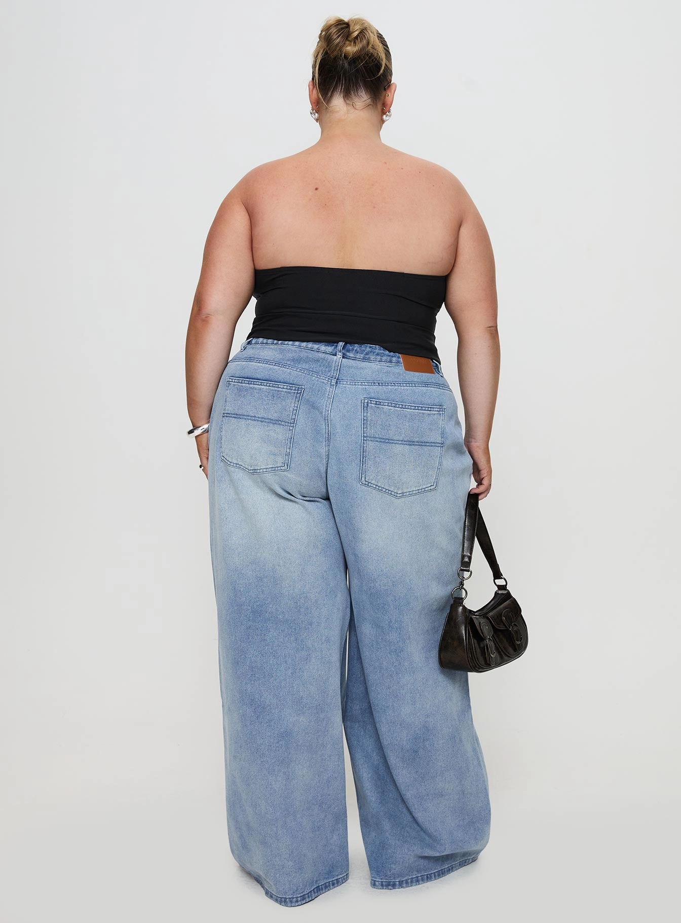 Festival Outfit Comfy Artist Vibe Naylor Mid Rise Wide Leg Jeans Light Wash Denim Curve